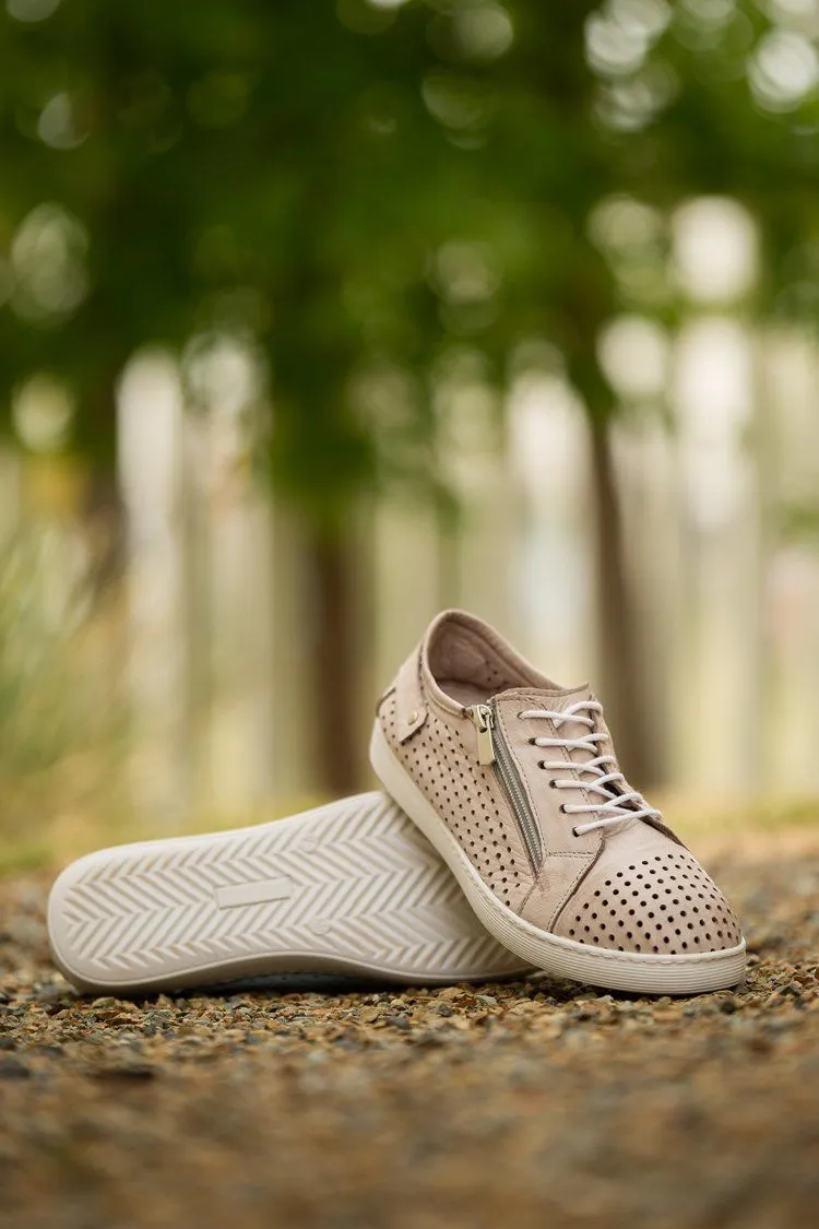 EG17 Sneaker in Taupe